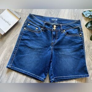 Seven7 denim Bermuda shorts. Size 8